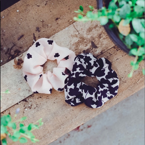 Clover 2 Pack Womens Black & Blush Hair Scrunchie - Picture 2 of 2